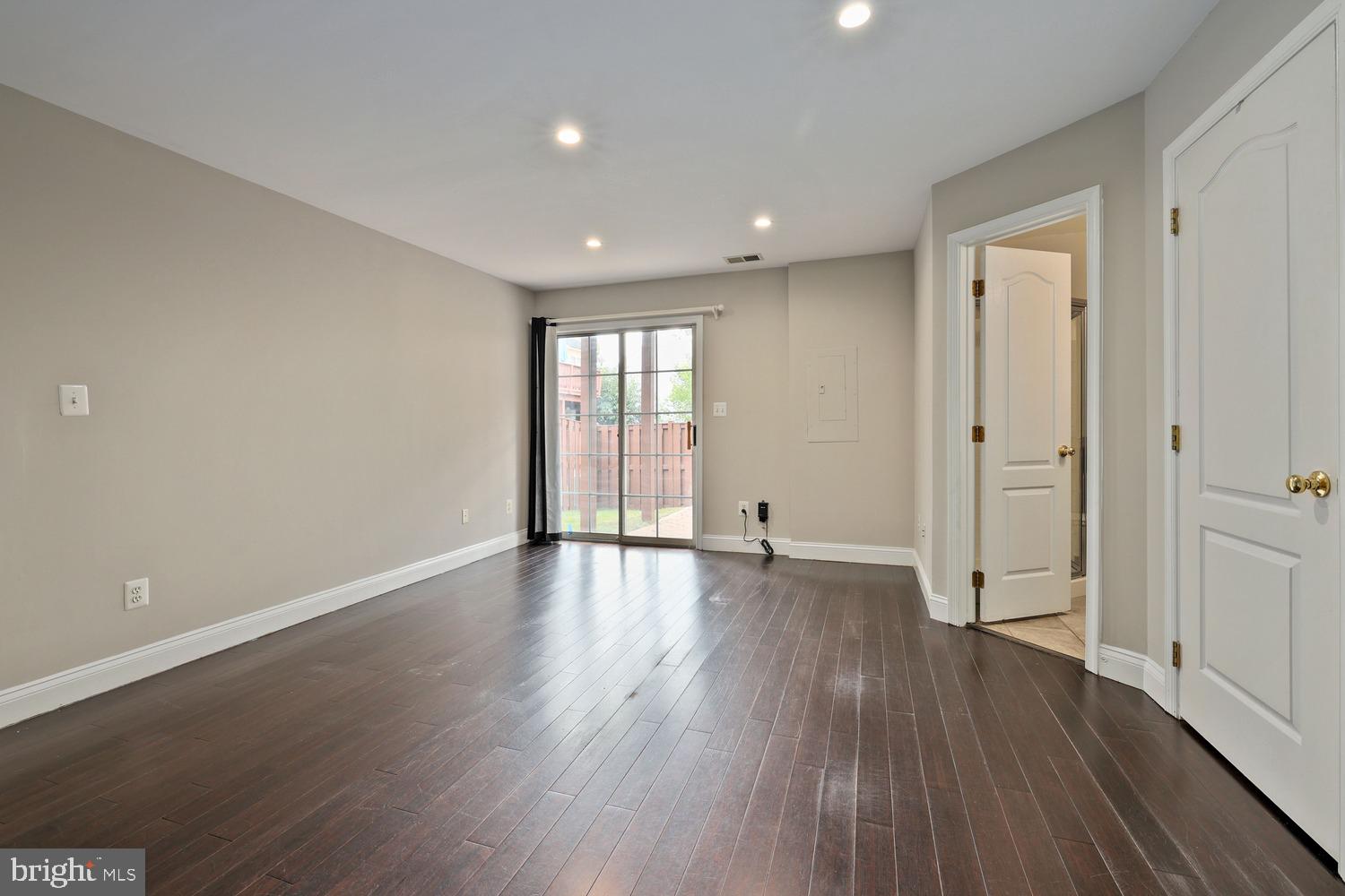 2162 Capstone Circle Herndon, VA 20170 - Photo 5 of 29 Family room or guest room attached full bath