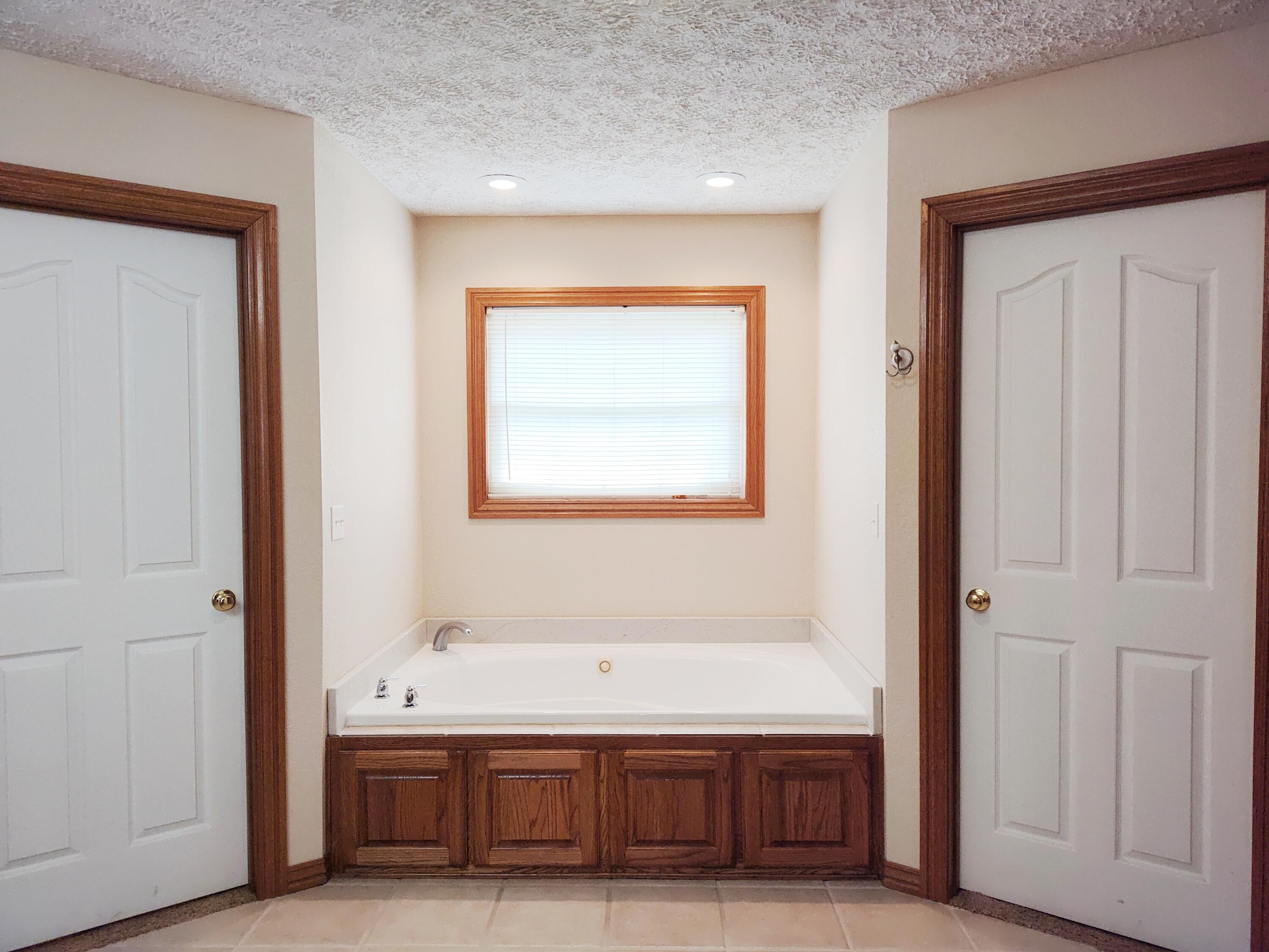4107 South 118th Road Bolivar, MO 65613 - Photo 29 of 48 Jetted tub - 2 walk in closets