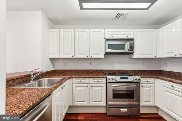 $1,875 | 1500 Chestnut Street, Unit 14E, Philadelphia, PA 19102