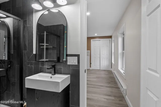 $1,600 | 42 Spring Street, Unit 2, Albany, NY 12210