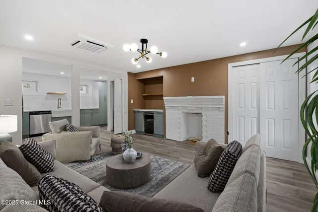 $1,600 | 42 Spring Street, Unit 2, Albany, NY 12210