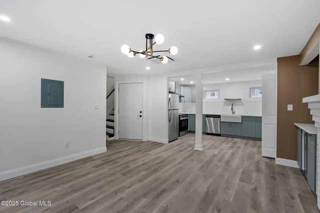 $1,600 | 42 Spring Street, Unit 2, Albany, NY 12210