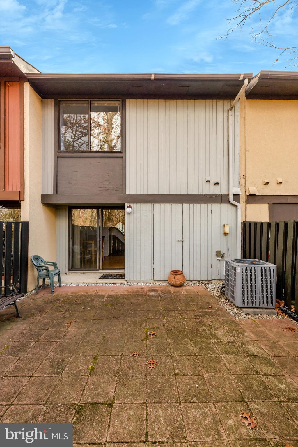 2142 Cartwright Place Reston, VA 20191 - Photo 32 of 46 a view of a livingroom with furniture