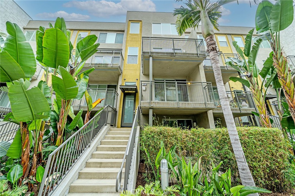 a view of a multi story building