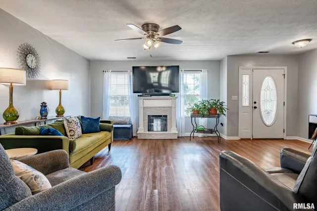 $239,900 | 1414 East Willow Drive, Marion, IL 62959