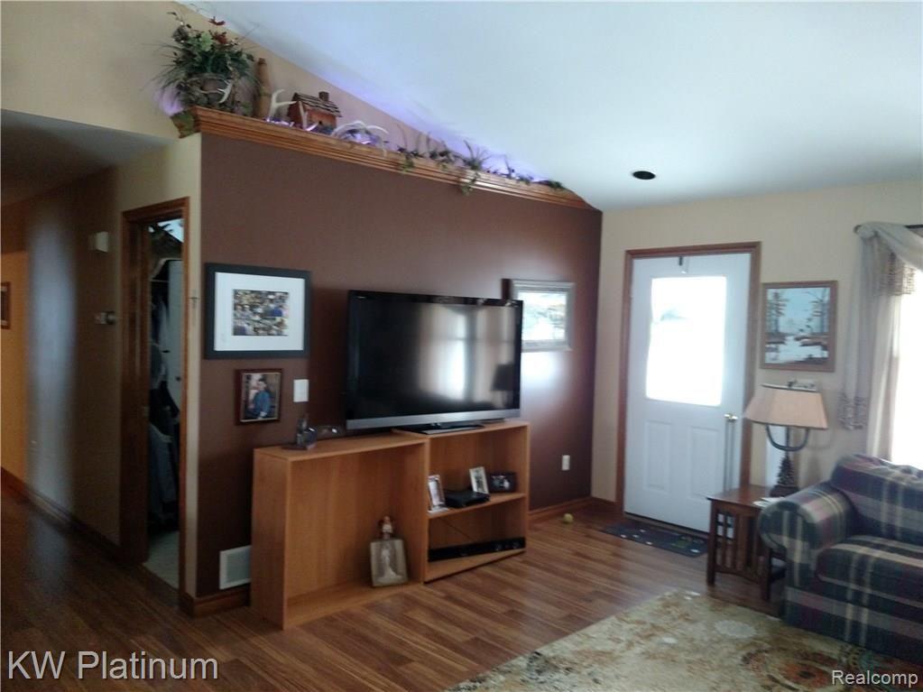 4104 Campbell Road Fort Gratiot, MI 48059 - Photo 6 of 23 Living room 1.jpg