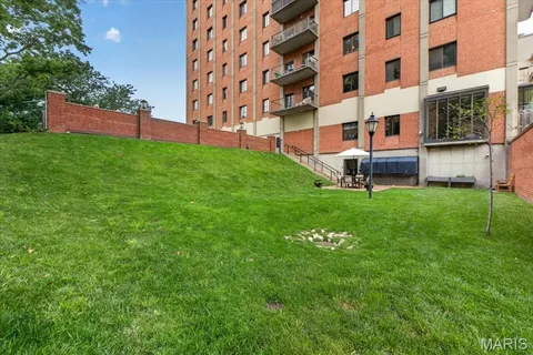 $749,000 | 816 South Hanley Road, Unit 15B, Clayton, MO 63105