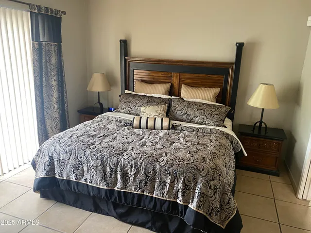 a view of front door with entryway