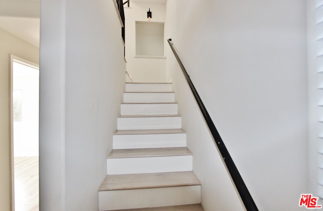 19 66th Avenue Playa del Rey, CA 90293 - Photo 16 of 20 a view of entryway