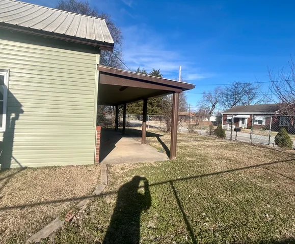 a view of a house with backyard