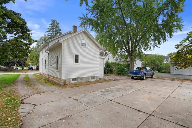 $180,000 | 1825 Minnesota Street, Oshkosh, WI 54902