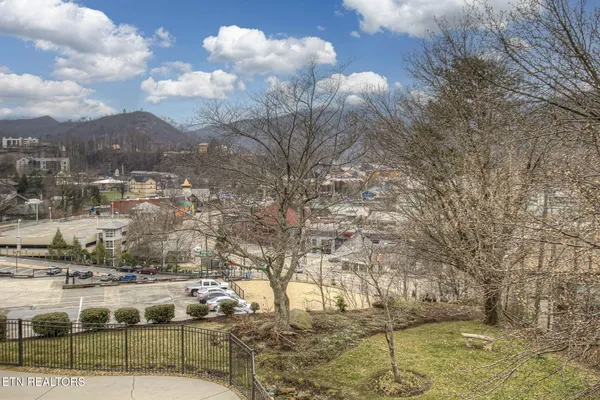 $348,800 | 102 Baskins Creek Bypass, Unit 306, Gatlinburg, TN 37738