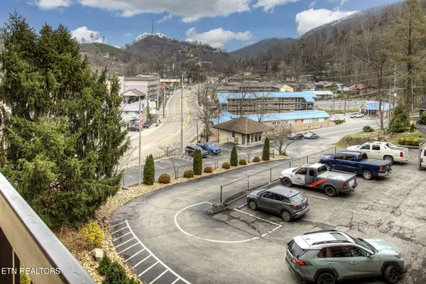 $348,800 | 102 Baskins Creek Bypass, Unit 306, Gatlinburg, TN 37738