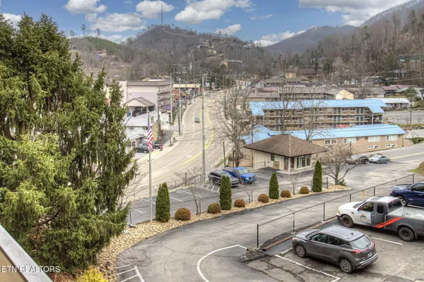 $348,800 | 102 Baskins Creek Bypass, Unit 306, Gatlinburg, TN 37738