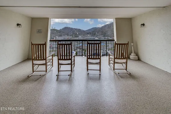 $348,800 | 102 Baskins Creek Bypass, Unit 306, Gatlinburg, TN 37738