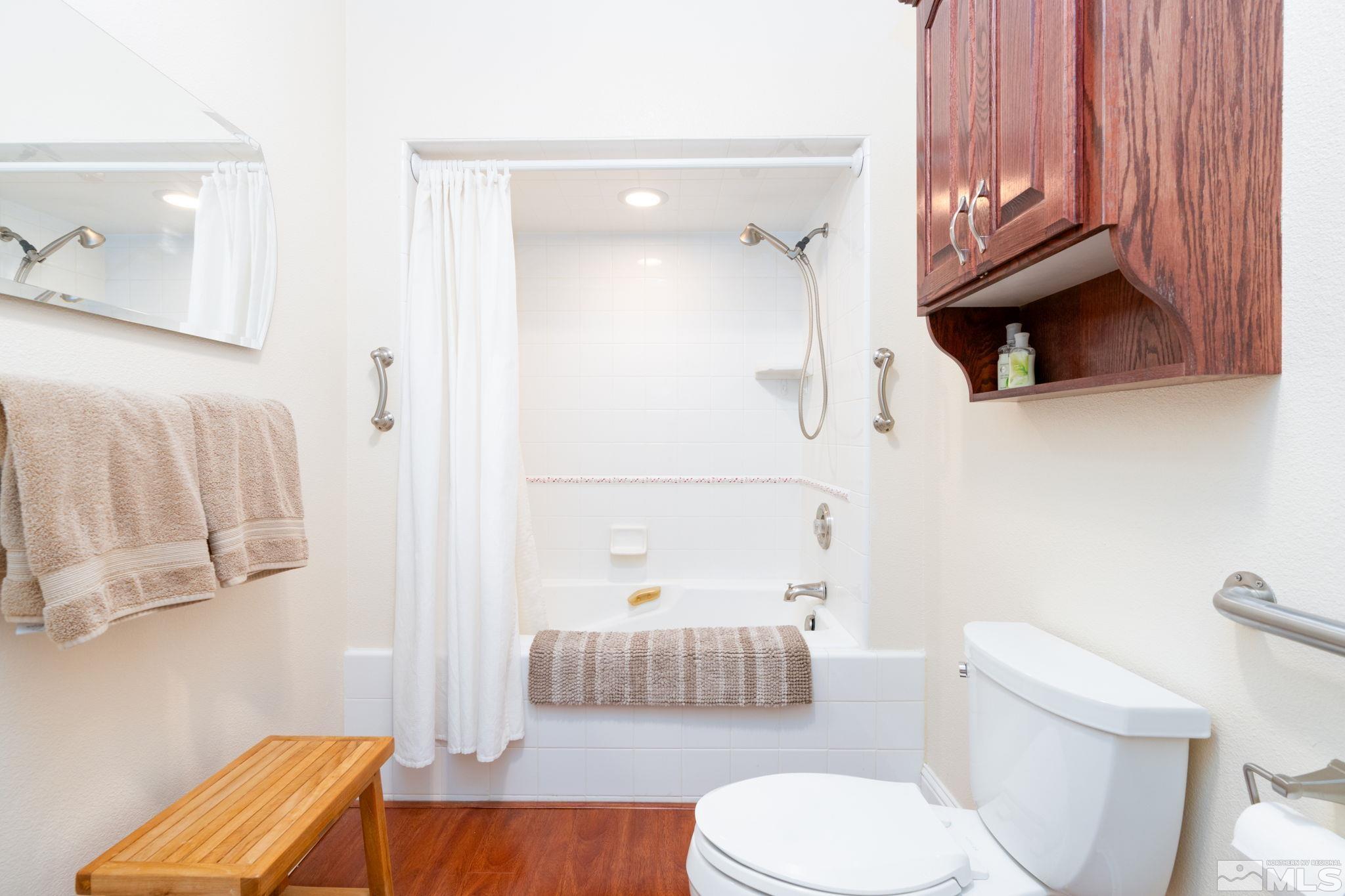 615 Carson River Drive Fallon, NV 89406 - Photo 26 of 40 a bathroom with a toilet a sink and bathtub