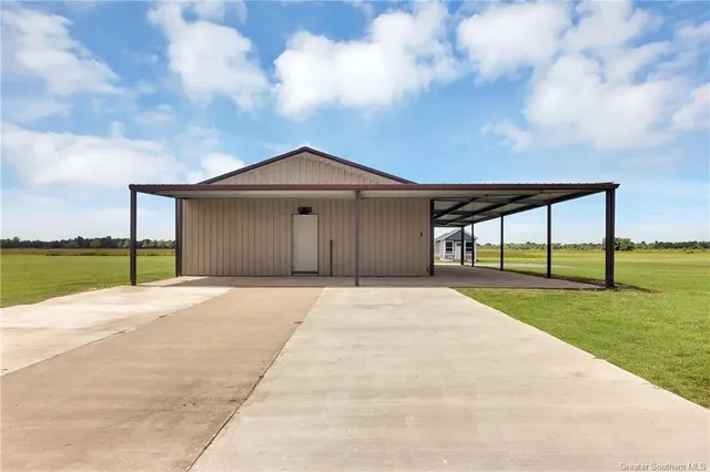 $550,000 | 24389 Gillson Road, Iowa, LA 70647