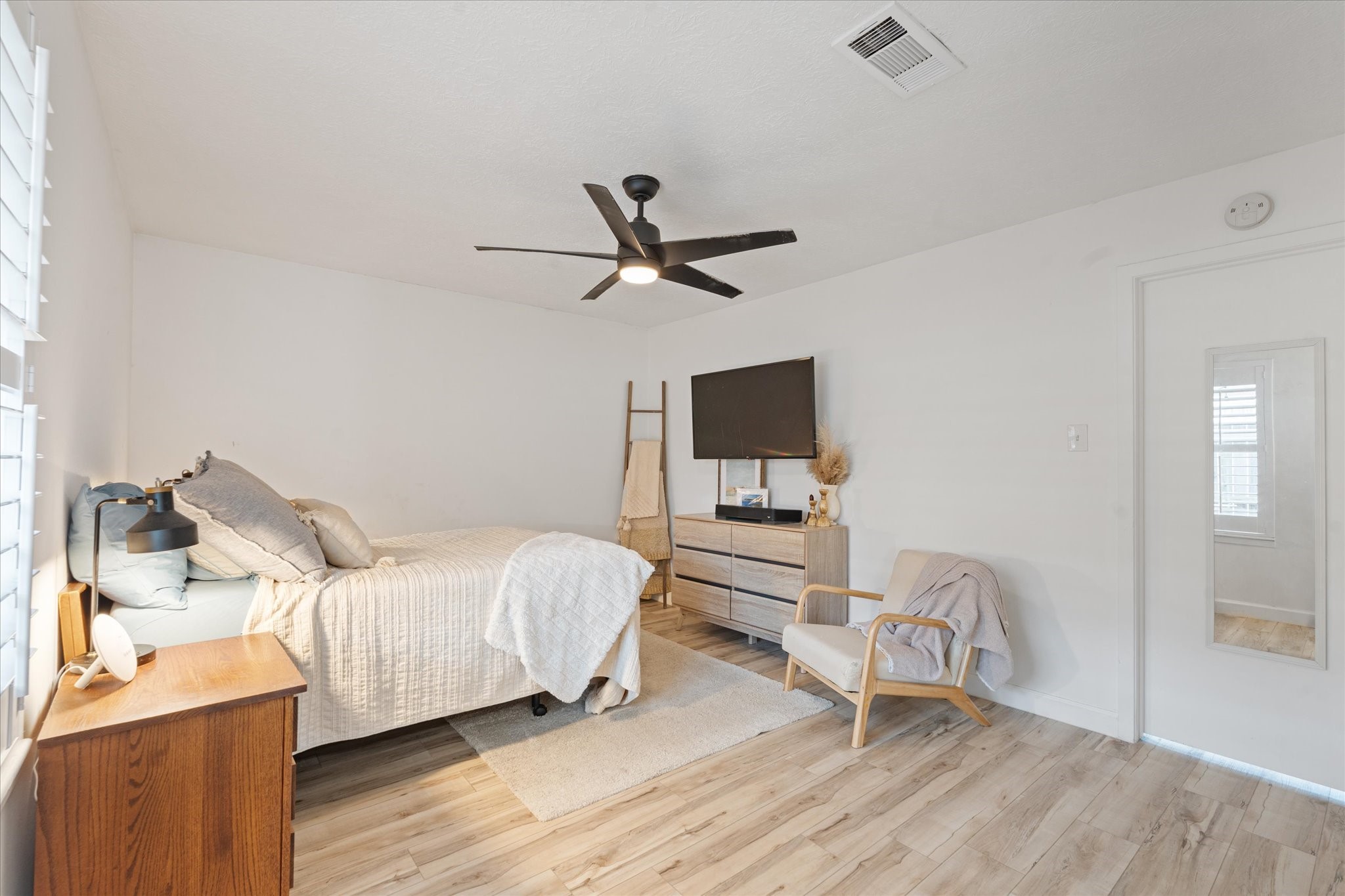 110 Dozent Lane Baytown, TX 77521 - Photo 16 of 36 a living room with a bed furniture and a window