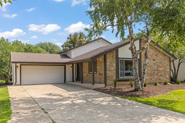 $700,000 | 6557 Raintree Court, Lisle, IL 60532