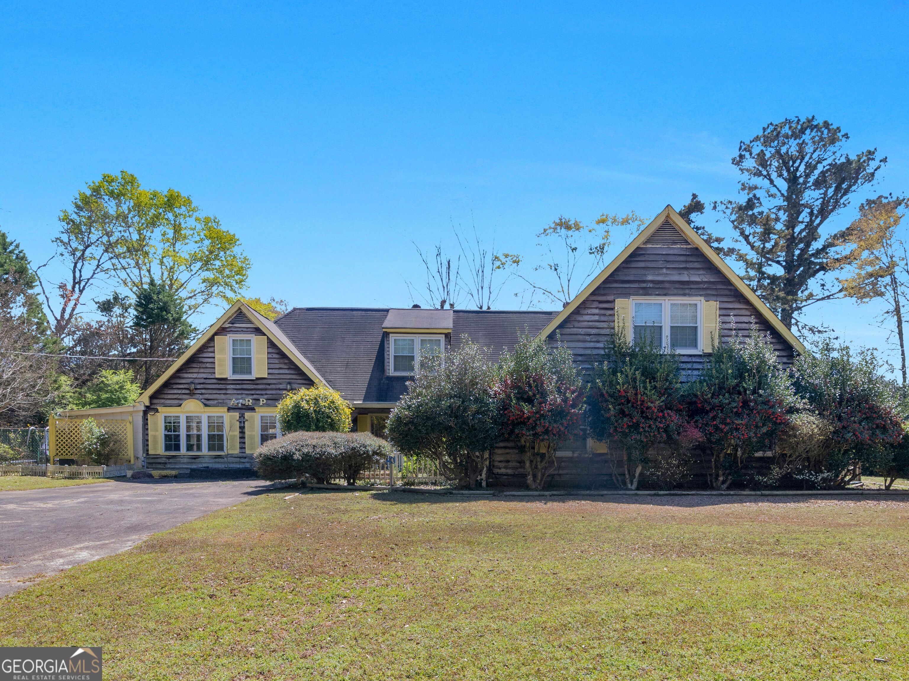 209 Founders Drive Barnesville, GA 30204 - Photo 2 of 80 a front view of a house with garden