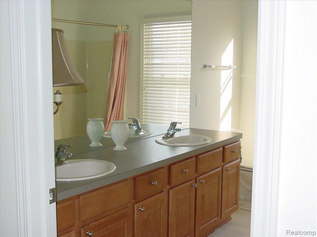 981 Arcadian Court Rochester, MI 48307 - Photo 4 of 8 Full Bath