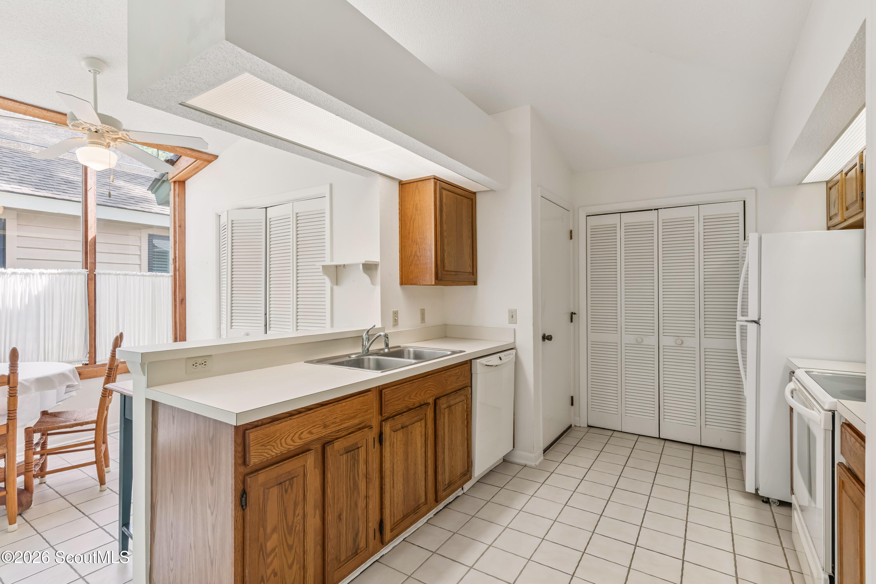 22 Bay Tree Court West St. Simons Island, GA 31522 - Photo 8 of 29 Kitchen