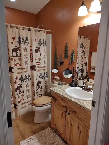 a en suite bathroom with a sink and a mirror