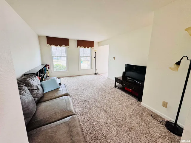 $119,000 | 105 Arlington Drive, Macomb, IL 61455