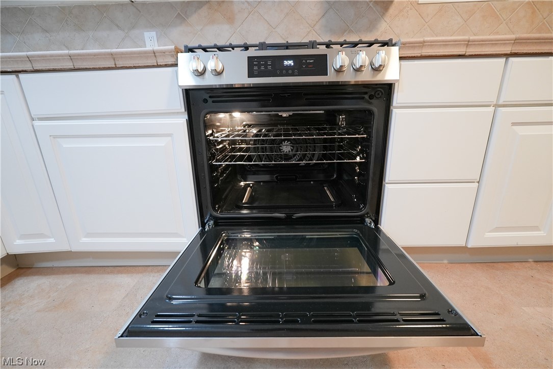 664 Ecton Road Akron, OH 44303 - Photo 27 of 35 Brand new stove