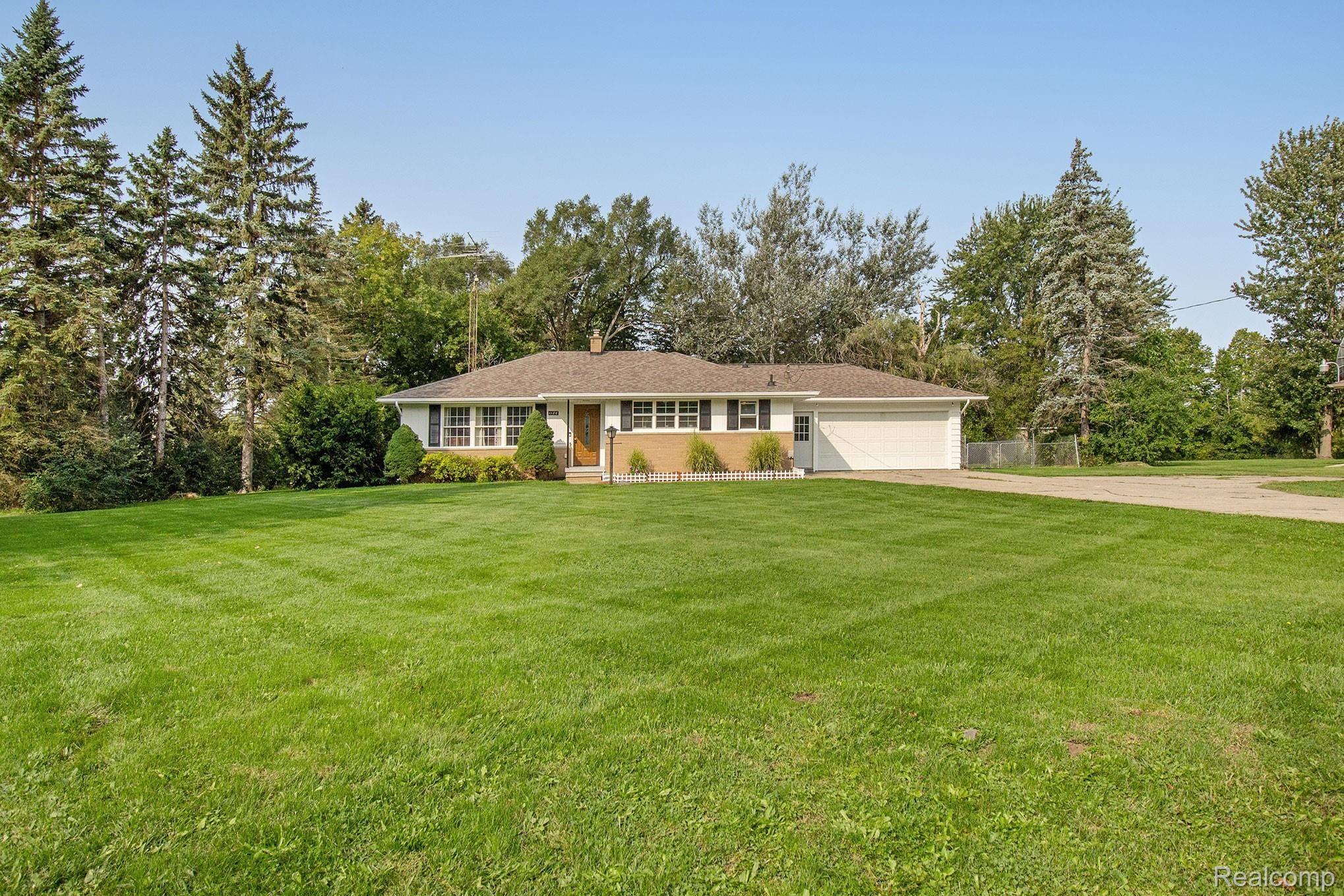 1186 South Genesee Road Burton, MI 48509 - Photo 2 of 29 IMG_9222.jpg