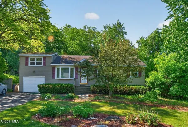 $239,900 | 9 Chesebro Drive, Colonie, NY 12309