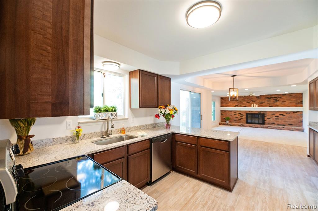 645 Lockmoore Court Rochester Hills, MI 48307 - Photo 12 of 56