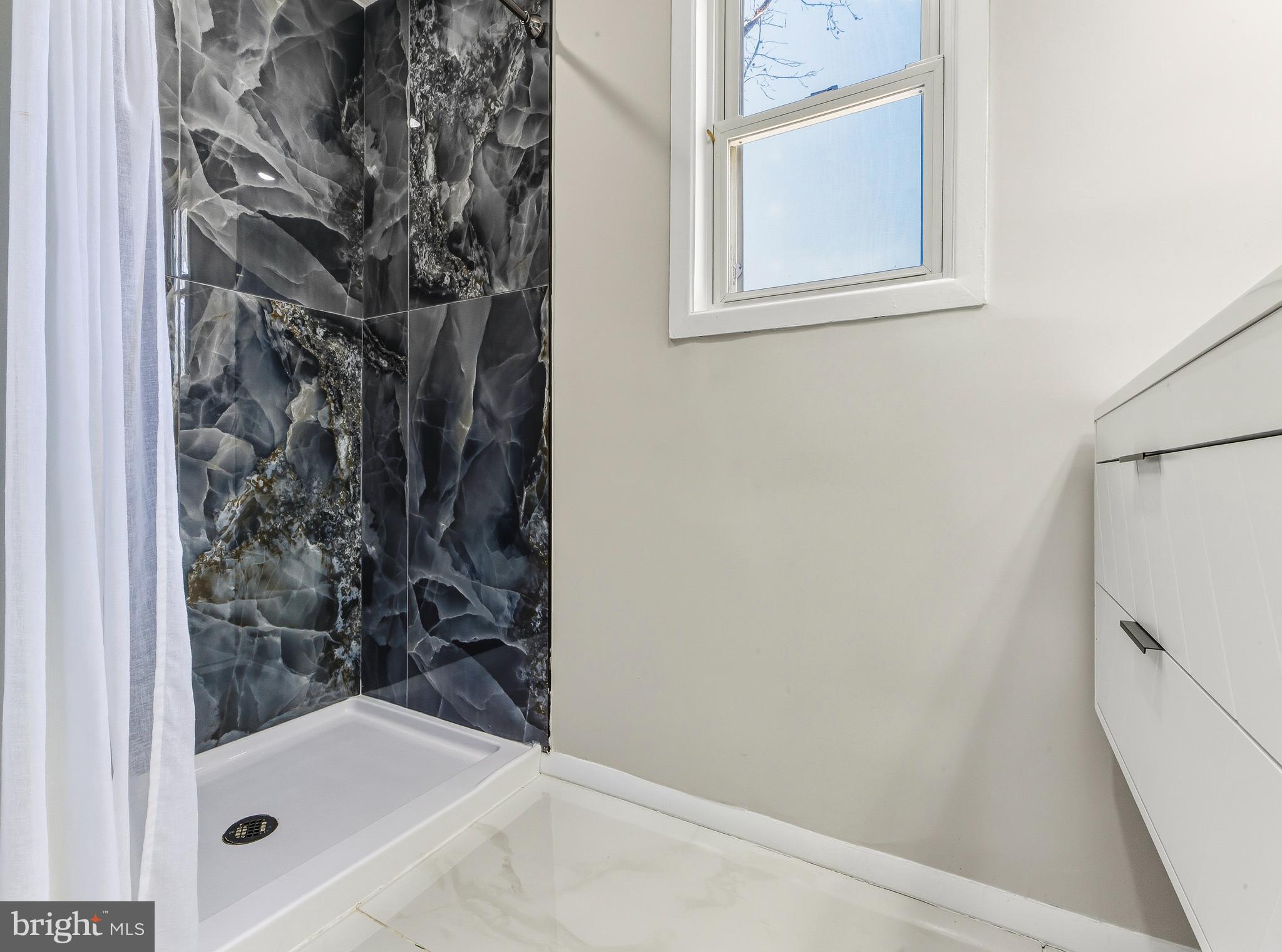 53 Spindletop Lane Willingboro, NJ 08046 - Photo 19 of 22 a bathroom with a bathtub