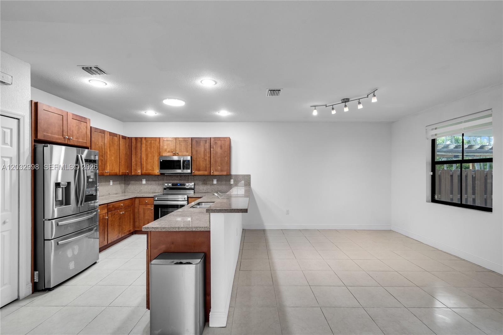 9925 Northwest 10th Street Miami, FL 33172 - Photo 11 of 51