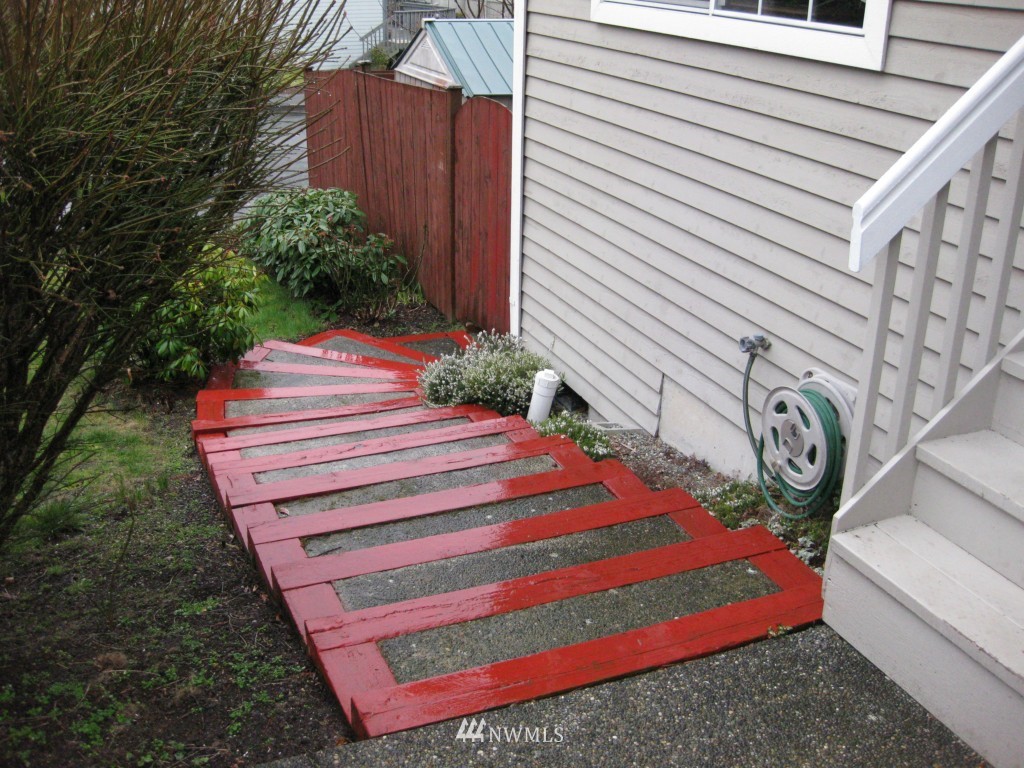 2105 Aberdeen Place Northeast Renton, WA 98056 - Photo 4 of 15 Gallery Image 4