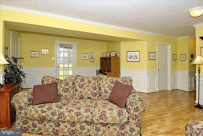17308 Hughes Road Poolesville, MD 20837 - Photo 14 of 28 Family Room