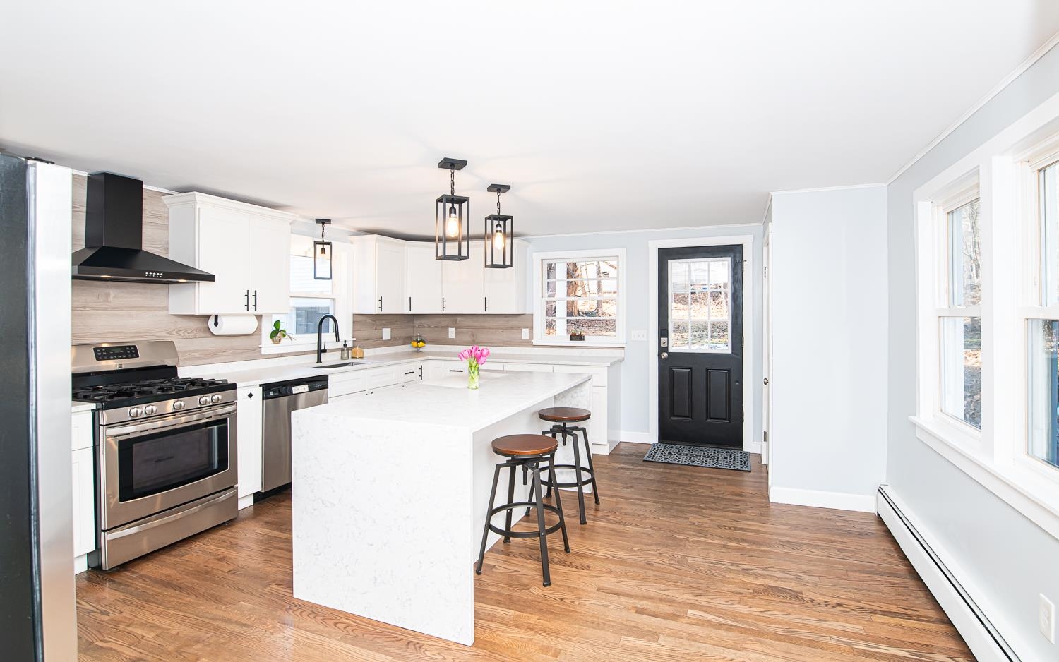 121 Hampstead Road Sandown, NH 03873 - Photo 4 of 60