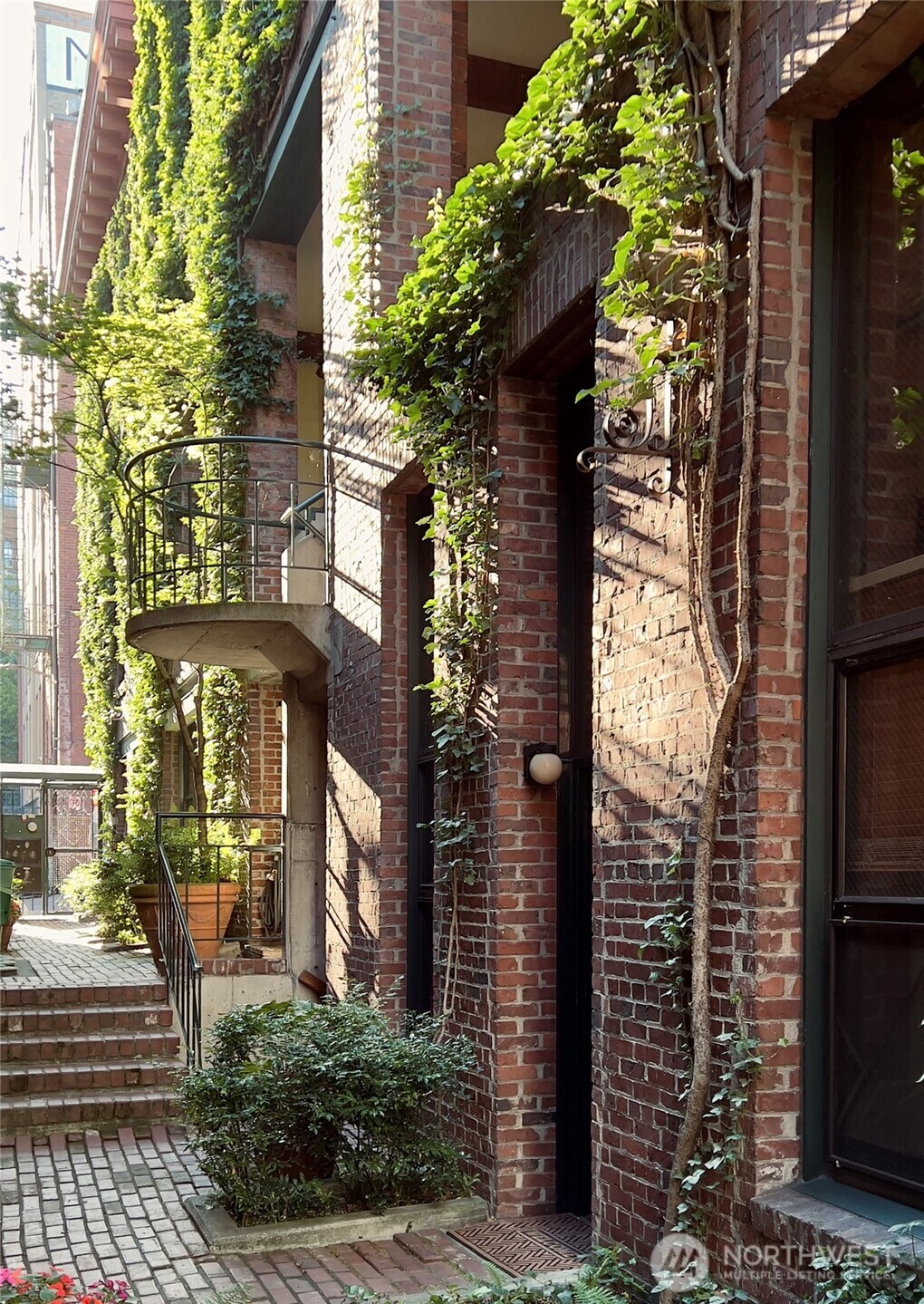 611 Post Avenue, Unit 7 Seattle, WA 98104 - Photo 18 of 20