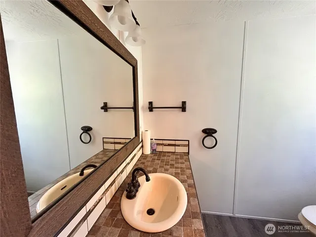 $42,999 | 850 Crescent Street, Raymond, WA 98577