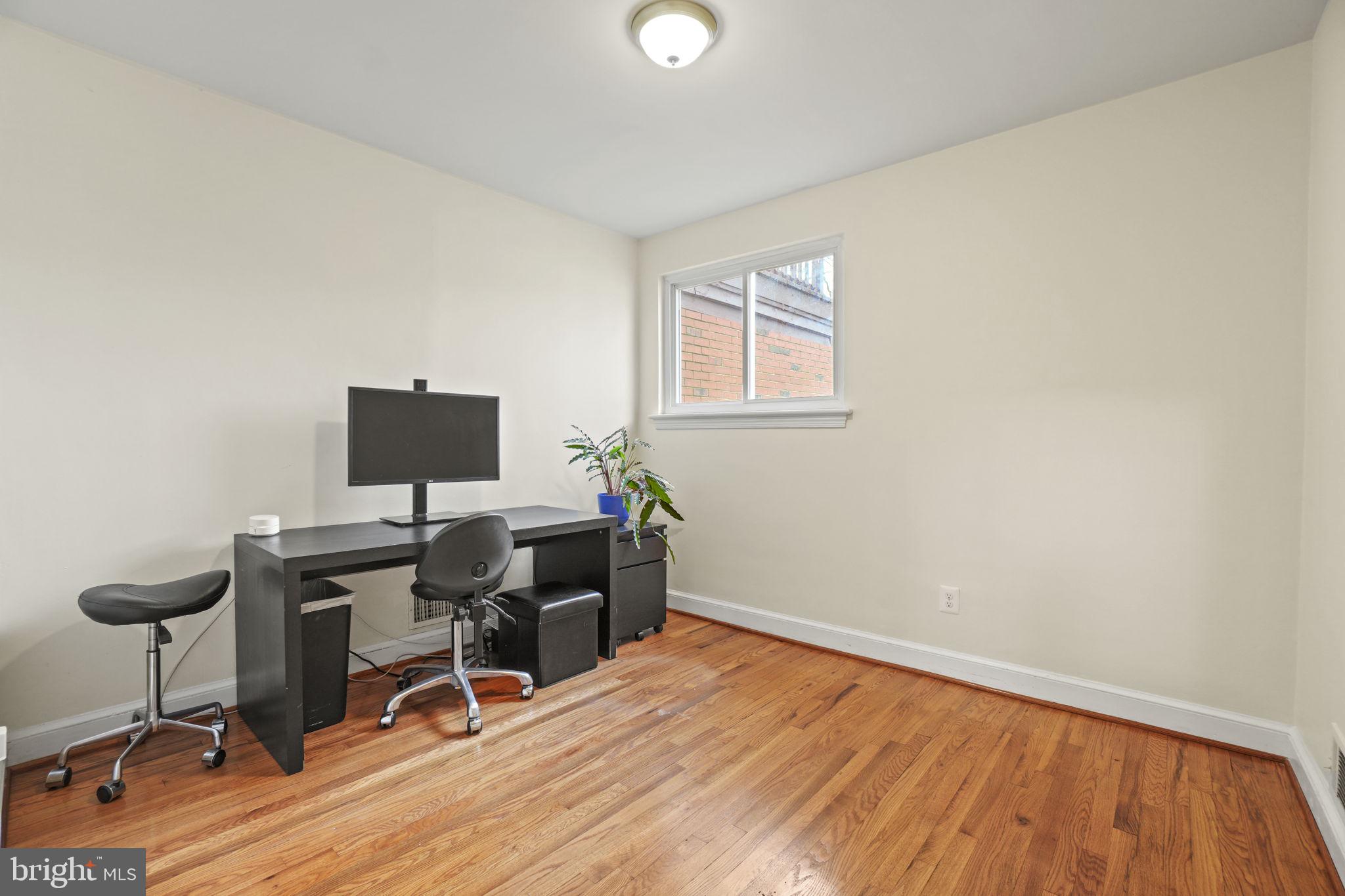 904 Dryden Street Silver Spring, MD 20901 - Photo 11 of 23 Main level 2nd bedroom