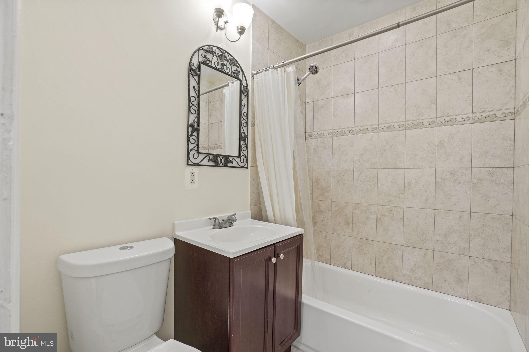 904 Dryden Street Silver Spring, MD 20901 - Photo 12 of 23 Main level full bathroom