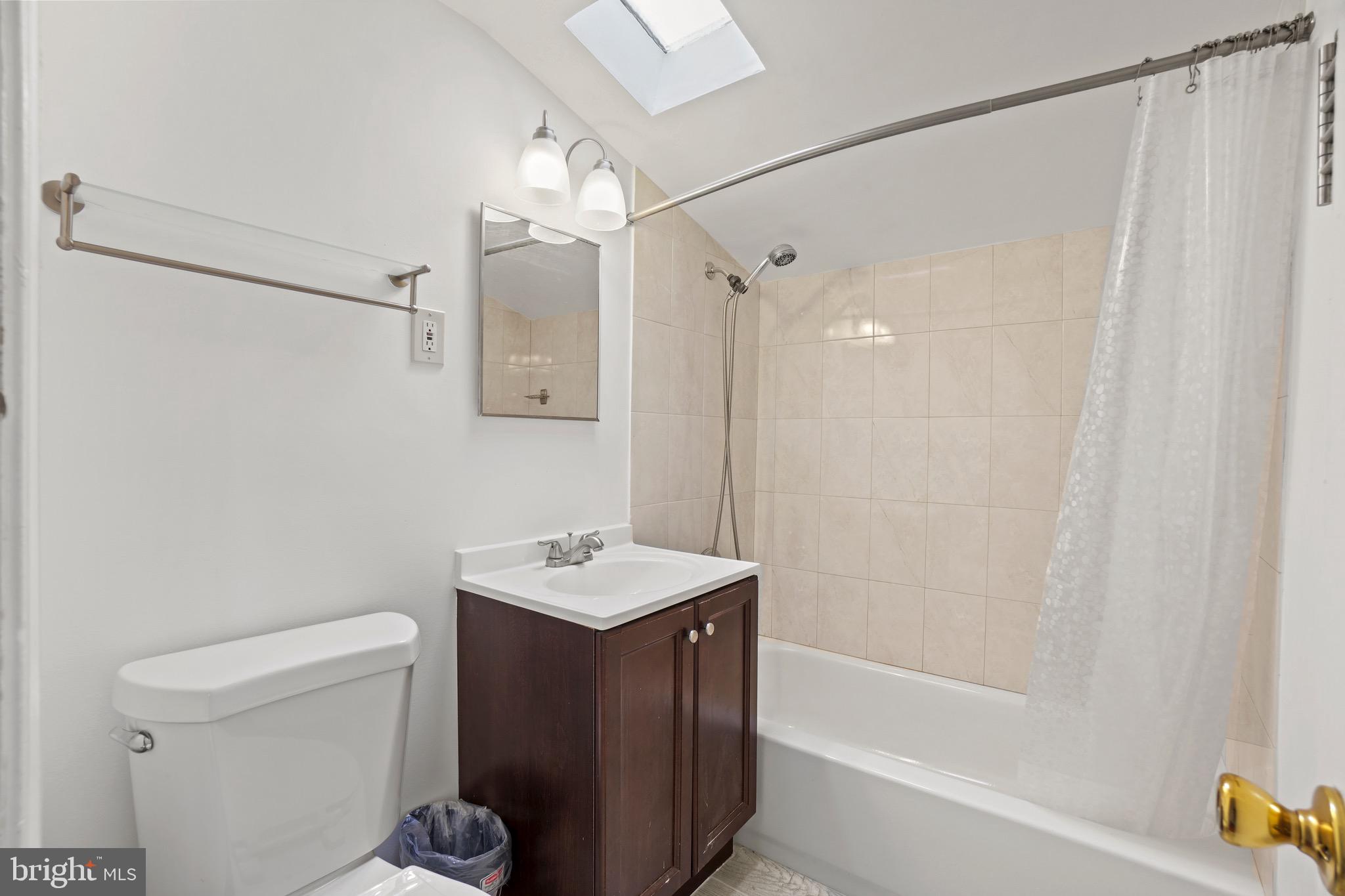 904 Dryden Street Silver Spring, MD 20901 - Photo 14 of 23 Upper level full bathroom