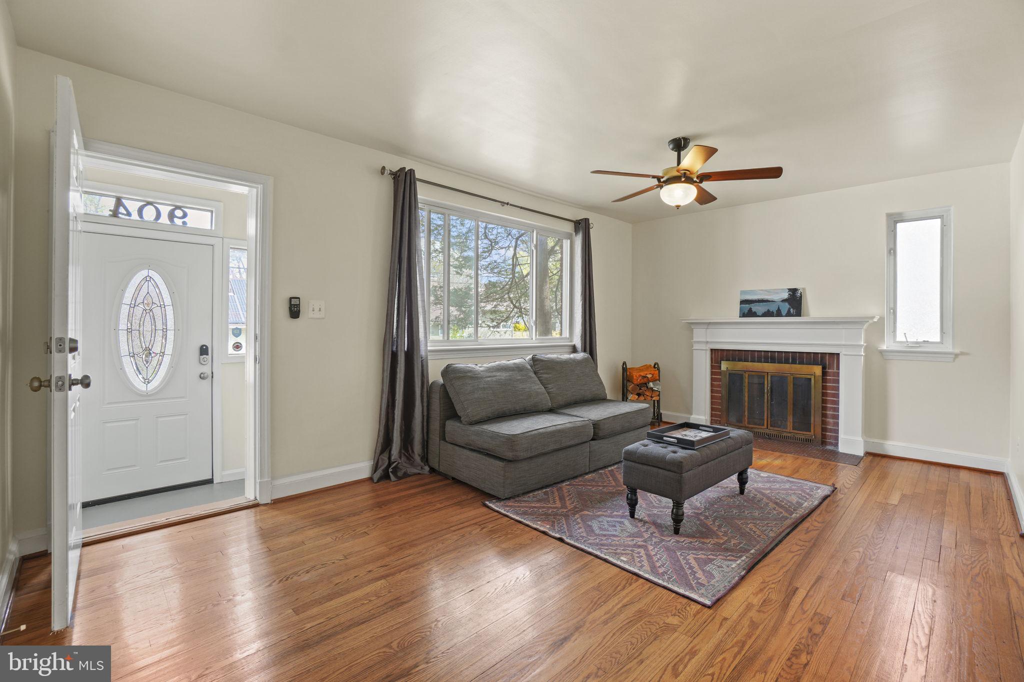 904 Dryden Street Silver Spring, MD 20901 - Photo 4 of 23 Living room