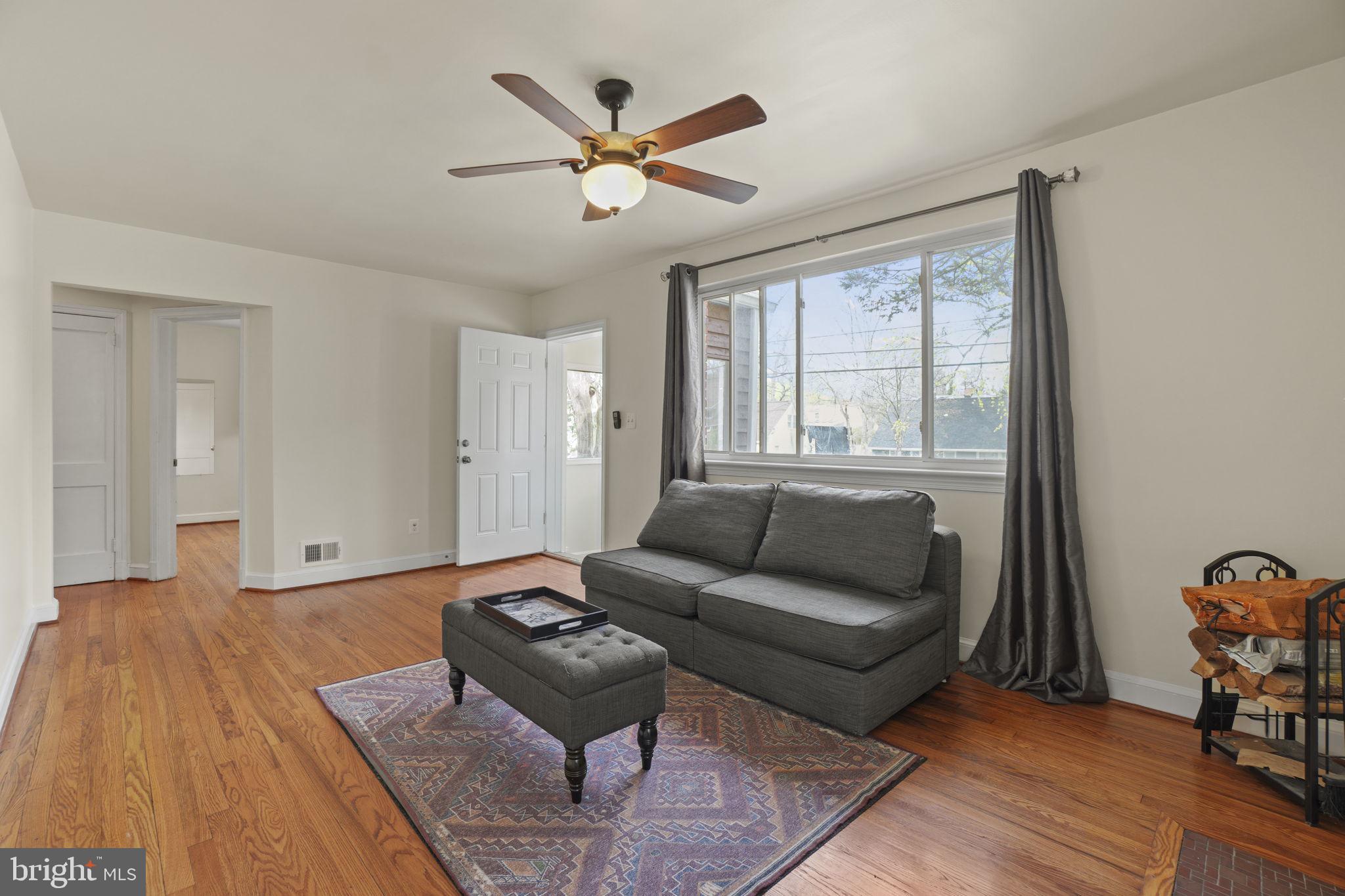 904 Dryden Street Silver Spring, MD 20901 - Photo 5 of 23 Living room