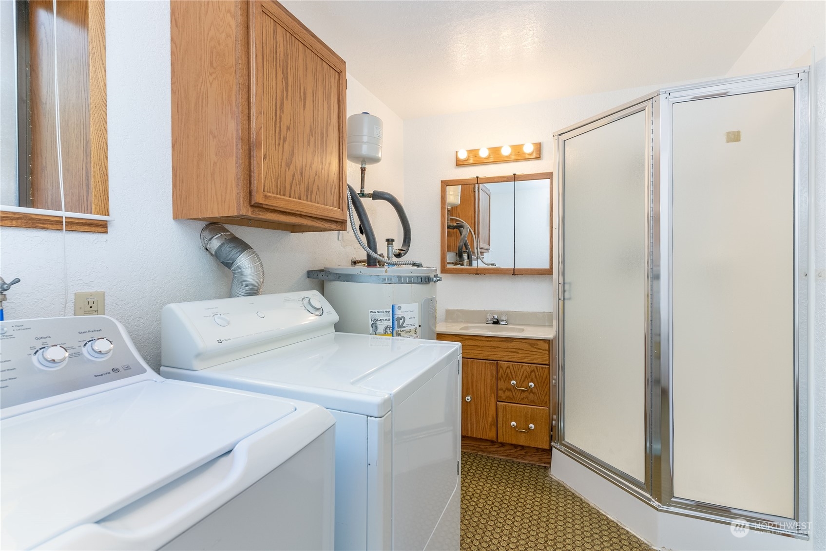 2650 Cherry Avenue Bremerton, WA 98310 - Photo 22 of 25 a kitchen that has a sink and a stove in it