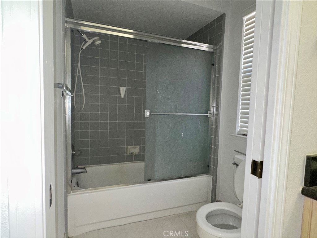 3072 Ironwood Court Merced, CA 95340 - Photo 13 of 25 a bathroom with a shower and a bathtub