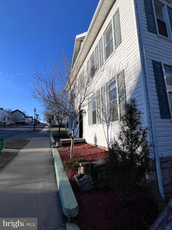 a view of building with yard and car parked
