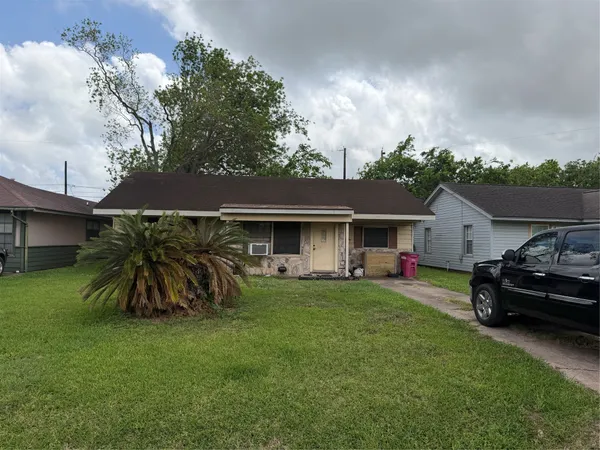 a view of a house with backyard and sitting area