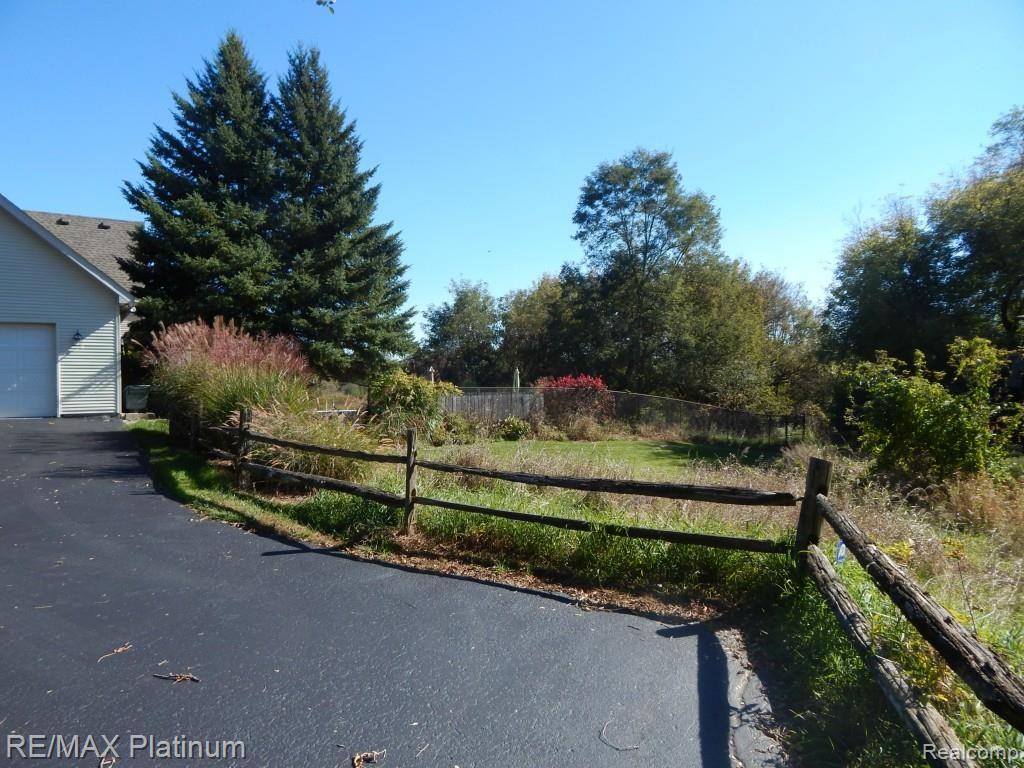 6418 Challis Road Brighton, MI 48116 - Photo 8 of 51 DSCN0019.jpg