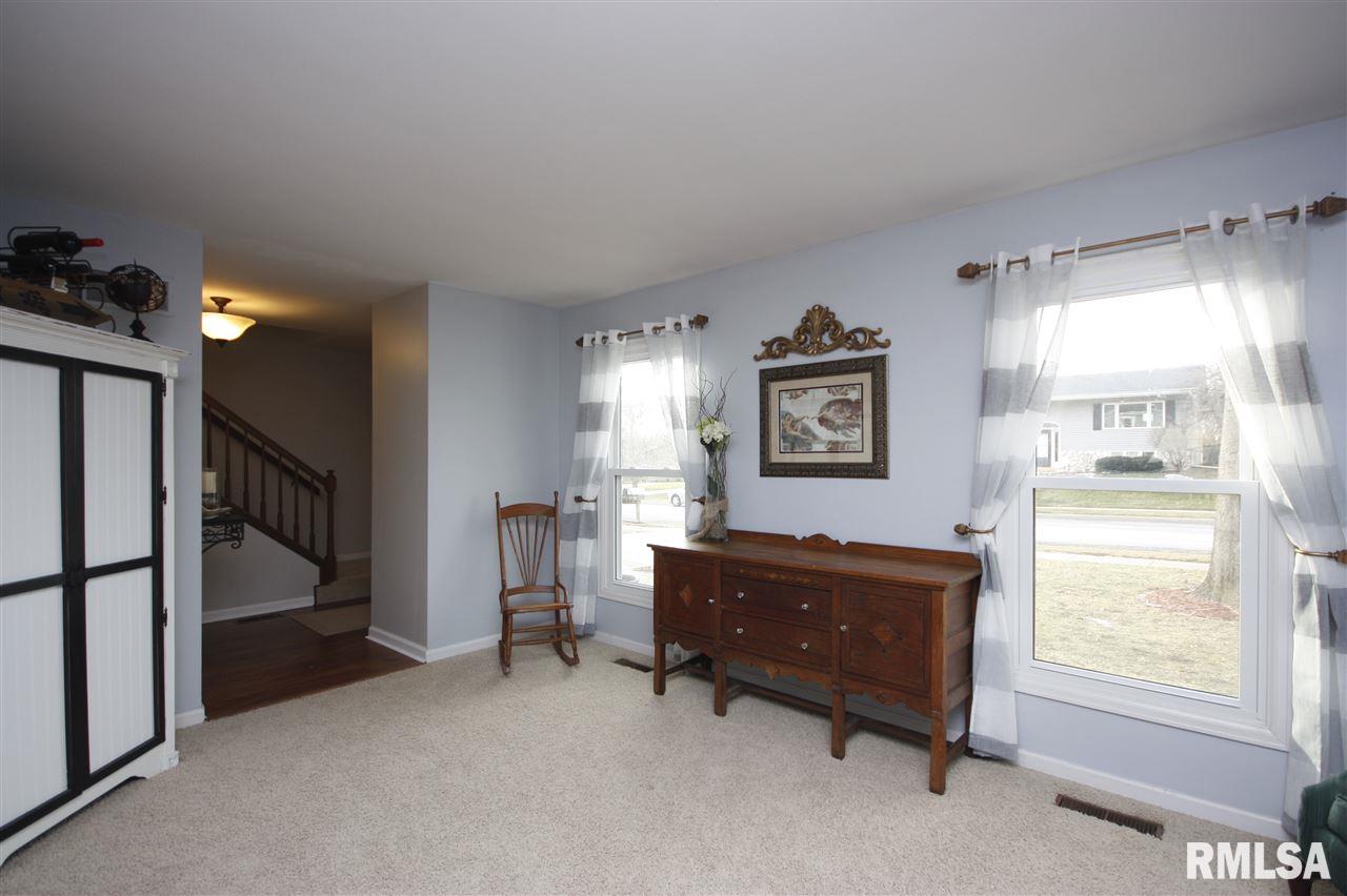 5908 West Ridgecrest Circle Peoria, IL 61615 - Photo 4 of 36 Gallery Image 4